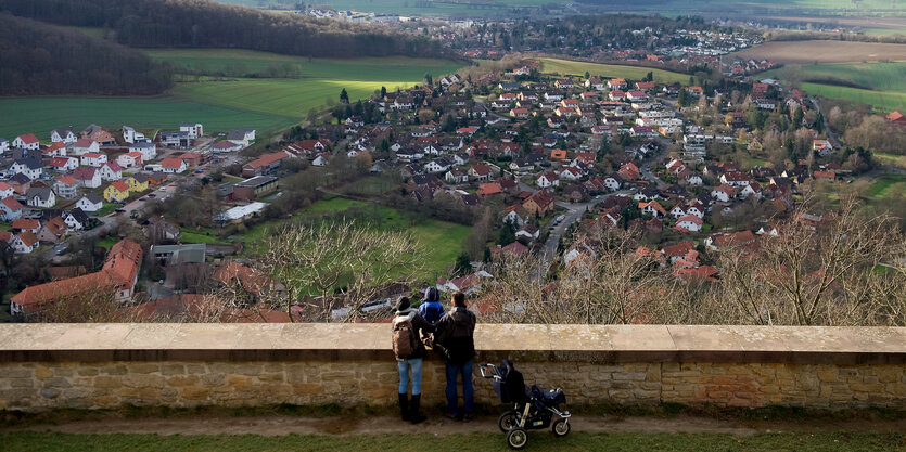 Eddigehausen, Landkreis Göttingen, ein paar Häuser, grüne Wiese