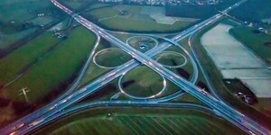 Kamener Kreuz, ein Autobahnkreuz, im Dunkeln; fotografiert von oben aus der Luft