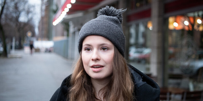 Luisa Neubauer, Fridays-for-Future-Aktivistin, beantwortet nach einem Gespräch mit Siemens-Chef Kaeser nahe der Berliner Firmenzentrale Fragen von Journalisten.