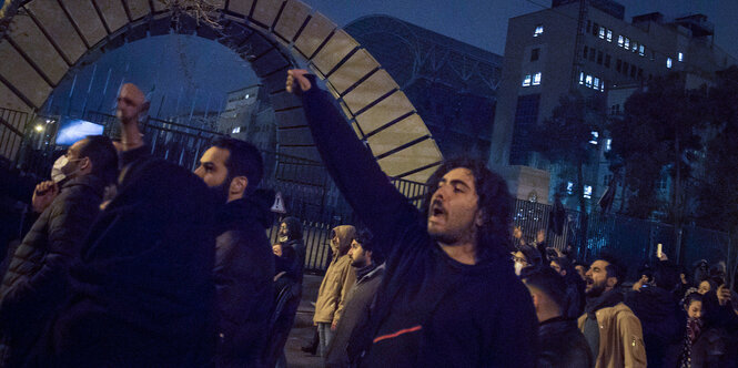 Iran, Teheran: Iranische Studenten demonstrieren nach einer Trauerfeier für die Opfer des Flugzeugabsturzes vor der Amirkabir Universität in der Innenstadt.