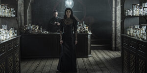 Still aus der Serie The Witcher: Yennefer (Anya Chalotra) im schwarzen Kleid