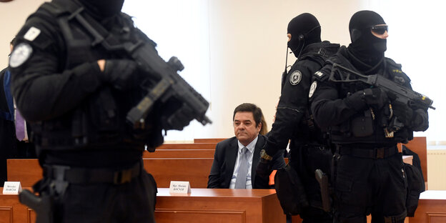 Marián Kočner vor Gericht mit bewaffneten Sicherheitskräften