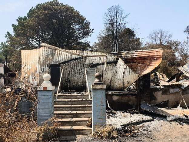 Die Ruine eines verbrannten Hauses in Australien. Die Ruine eines verbrannten Hauses in Australien.