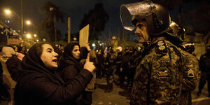 Proteste in Teheran, Frau spricht mit Polizist