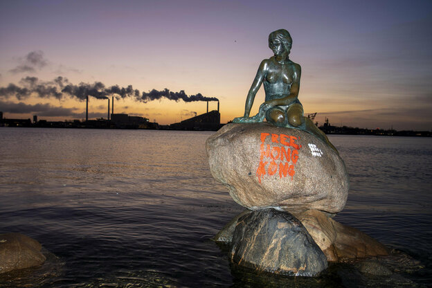 Auf dem Stein, auf dem die Bronze der Kleinen Meerjungfrau steht, ist mit roten Großbuchstaben der Schriftzug «Free Hong Kong» (Befreit Hongkong) geschrieben, daneben in Weiß derselbe Slogan.