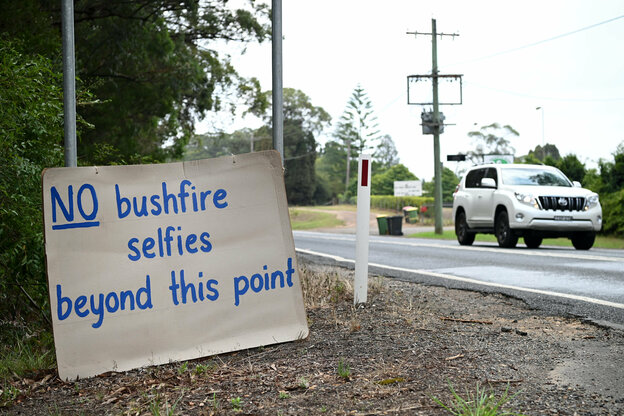 Ein Schild mit der Aufschrift "NO bushfire selfies beyond this point" ("Keine Buschbrand-Selfies jenseits dieses Standortes") steht an einer Straße