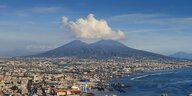 Auf dem Foto ist die Hafenstadt Neapel zu sehen, die am Fuße des Vulkans Vesuv liegt