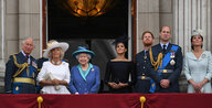 Die Windsor-Familie mitsamt der Queen steht auf einem Balkon