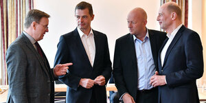 In einem thüringer Hotel treffen sich der amtierende Ministerpräsident von Thüringen Bodo Ramelow, der CDU-Parteivorsitzende Mike Mohring, Thomas Kemmerich (FDP) und Wolfgang Tiefensee (SPD) zu Regierungsgesprächen