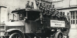 Schwarzweißfotografie, SS-Leute auf einem Lastwagen