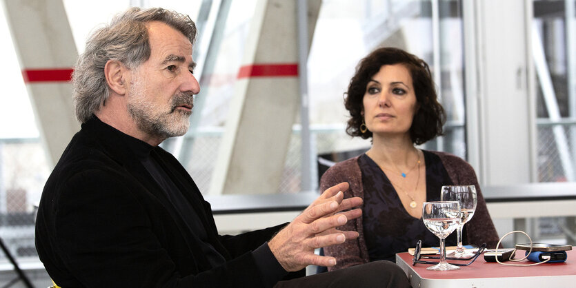 Wolfgang Merkel und Naika Foroutan sitzen am Tisch