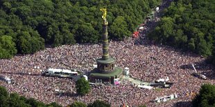 Blick auf die Loveparade am Großen Stern