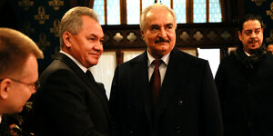 Khalifa Haftar und der russische Verteidigungsminister geben sich die Hände