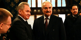 Khalifa Haftar und der russische Verteidigungsminister geben sich die Hände