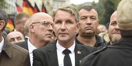 Björn Höcke, der Chef der AfD in Thüringen steht in einer menschenmenge