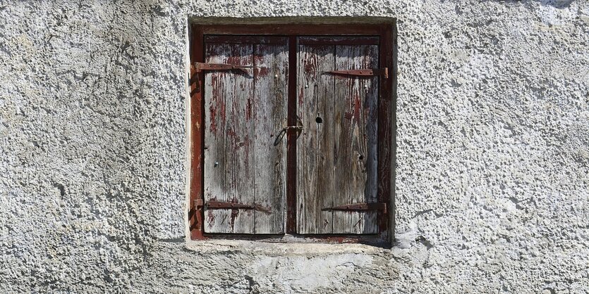 Geschlossens Fenster mit Fensterläden