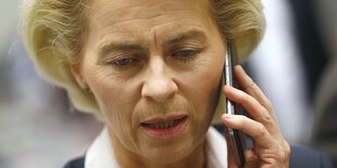 Ursula von der Leyen telefoniert mit einem Mobiltelefon