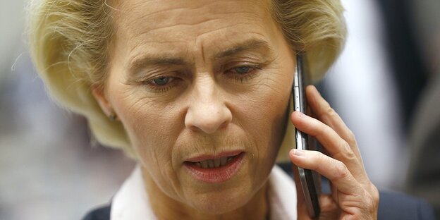 Ursula von der Leyen telefoniert mit einem Mobiltelefon