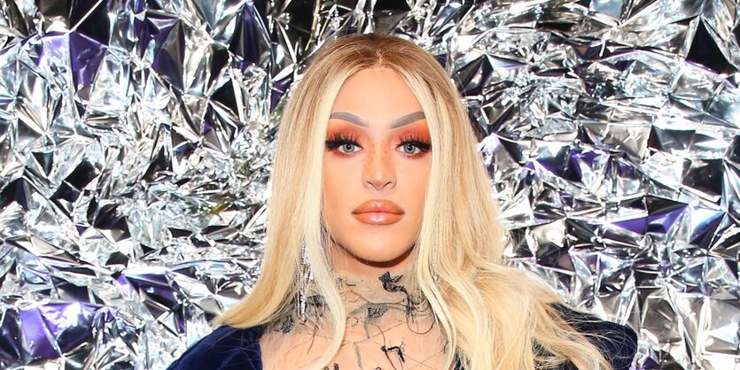 Pabllo Vittar vor einem silbernen Hintergrund