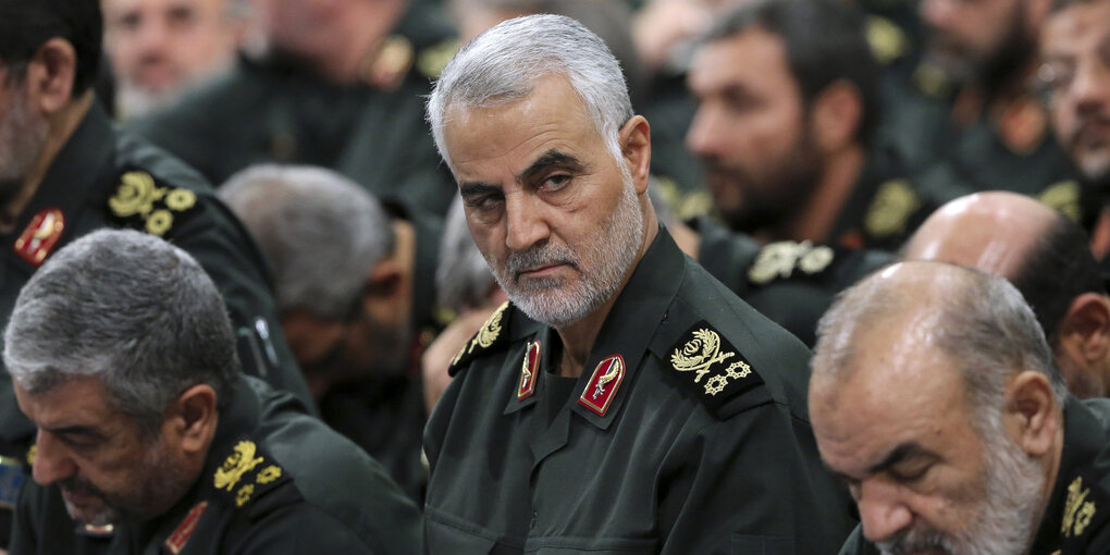 Qasim Soleimani zwischen anderen Militärs