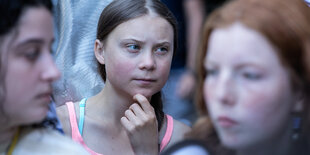 Greta Thunberg hält sich das Kinn