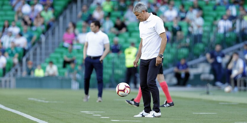 Trainer Setien jongliert Ball