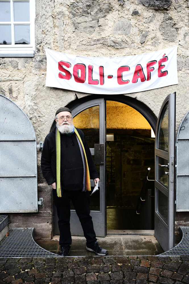 Manfred Liebl vor dem Soli Cafe in Witzenhausen.