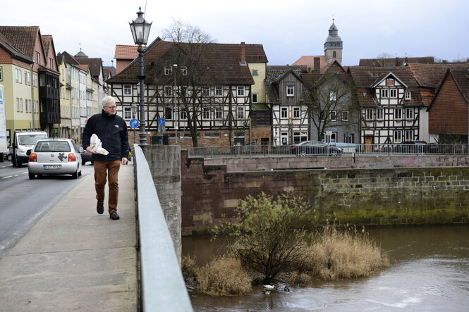 Siegfried Asselmeyer auf einer Brucke über die Werra in Witzenhausen.