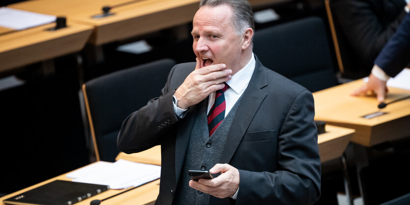 Georg Pazderski, AfD, steht im Berliner Parlament