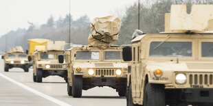 Us-Militärfahrzeuge fahren in einer KOlonne