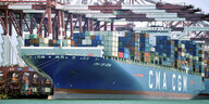 Ein riesiges Containerschiff im Hafen von Qingdao
