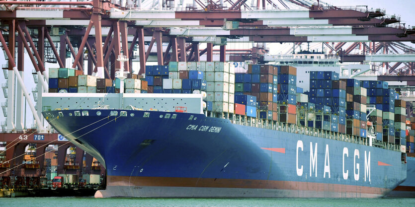 Ein riesiges Containerschiff im Hafen von Qingdao