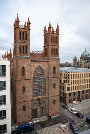 Draußen umstellt von Luxusneubauten: die Friedrichwerdersche Kirche nach der Sanierung Draußen umstellt von Luxusneubauten: die Friedrichwerdersche Kirche nach der Sanierung