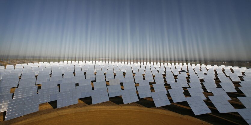 Solarpaneele strahlen in den Himmel ab