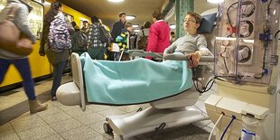 Krankenbett auf dem U-Bahn-Steig