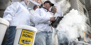 Imker protestieren mit viel Rauch