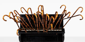 Eine Kunstinstallation: ein Klavier mit vielen Gehstöcken