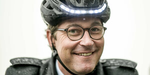 Verkehrsminister Andreas Scheuer grinsend und mit Fahrradhelm