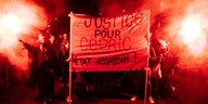 Demonstranten tragen ein Transparent, auf dem auf französisch "#Gerechtigkeit für Cédric" und "Mörder-Staat" steht
