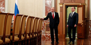 Vladimir Putin und Dmitry Medwedjew vor einem Gespräch mit Regierungsmitgliedern in Moskau