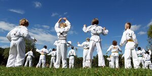 Kinder bei einem Taekwondo-Kurs