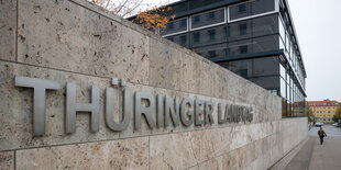 Schriftzug "Thüringer Landtag" vor dem Thüringer Landtag