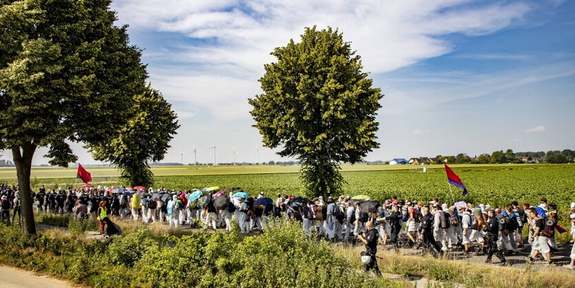 Menschenmenge protestiert in weißen Anzügen