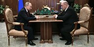 Russlands Präsident Wladimir Putin und der neue Premier Michail Mischustin sitzen sich an einem Tisch gegenüber