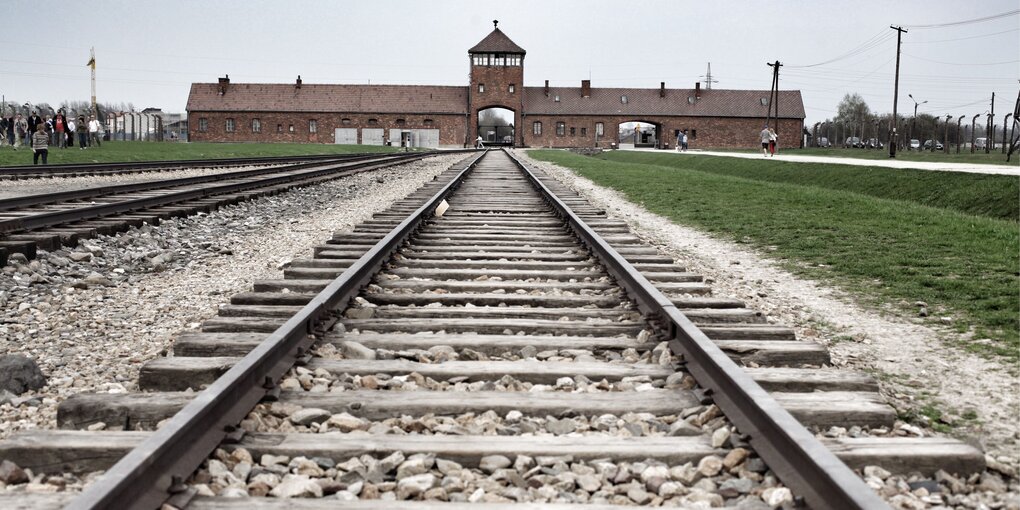 Das Einfahrtsgebäude des Vernichtungslagers Auschwitz-Birkenau