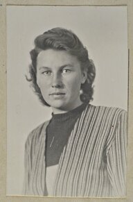 Porträt der Eichmann-Sekretärin als junge Frau, 1944 Porträt der Eichmann-Sekretärin als junge Frau, 1944