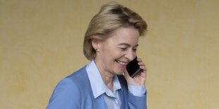 Von der Leyen mit Handy am Ohr