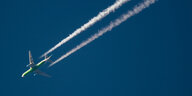 Ein Flugzeug am Himmel hinterlässt Kondenzstreifen