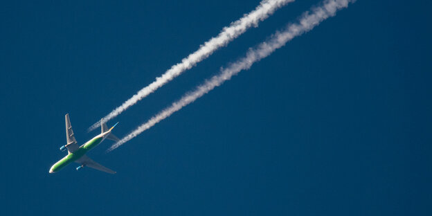 Ein Flugzeug am Himmel hinterlässt Kondenzstreifen