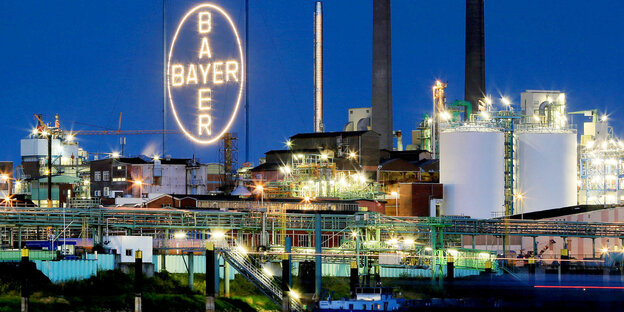 Das Bayer Werk in Leverkusen am Rheinufer